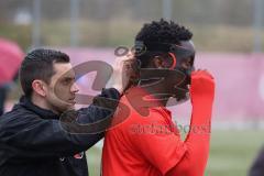 Bayernliga Süd - Saison 2022/2023 - FC Ingolstadt 04 - SV Kirchanschöring - Ibrahim Madougou (Nr.9 - FCI II) wird eingewechselt und seine Gesichtsmaske von Cheftrainer Alexander  Käs (FCI II) befestigt - Foto: Meyer Jürgen