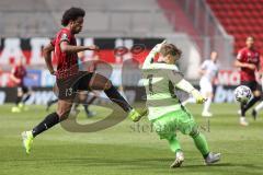 3. Liga - FC Ingolstadt 04 - 1. FC Saarbrücken - Torwart Batz Daniel (1 SB) kommt Francisco Da Silva Caiuby (13, FCI) zuvor