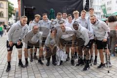 3. Liga; FC Ingolstadt 04 - offizielle Mannschaftsvorstellung auf dem Ingolstädter Stadtfest, Rathausplatz; Autogrammstunde für die Fans, Gruppenbild für einen Fanin