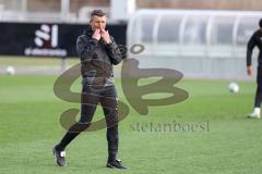 3. Liga; FC Ingolstadt 04 - Trainingsauftakt im Audi Sportpark, Trainingsgelände; Cheftrainer Michael Köllner (FCI) erklärt und pfeift zum Start