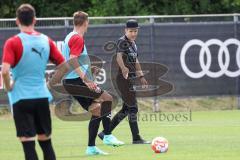 2. Bundesliga - FC Ingolstadt 04 - Trainingsauftakt mit neuem Trainerteam - Cheftrainer Roberto Pätzold (FCI) mit Stefan Kutschke (30, FCI)