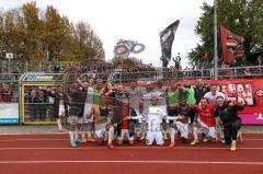 3. Liga; VfB Oldenburg - FC Ingolstadt 04; Spieler bedanken sich bei den Fans, Ehrenrunde, Tanz, Gruppenfoto Fahnen Banner