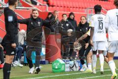 3. Liga; FC Ingolstadt 04 - 1. FC Saarbrücken; Co-Trainer Fabian Reichler (FCI) regt sich und bekommt die Gelbe Karte Cheftrainerin Sabrina Wittmann (FCI)