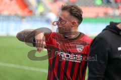 3.Liga - Saison 2022/2023 - FC Ingolstadt 04 -  SV Meppen - Patrick Schmidt (Nr.9 - FCI) verlässt verletzt den Platz und gestikuliert mit den gegnerischen Fans - - Foto: Meyer Jürgen