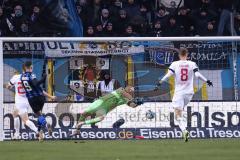 3. Liga; SV Waldhof Mannheim - FC Ingolstadt 04 - Torwart Marius Funk (1, FCI) hält Gouras Minos (9 SVWM) Benjamin Kanuric (8, FCI)