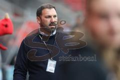 3. Liga; FC Ingolstadt 04 - Rot-Weiss Essen; vor dem Spiel Obed Ugondu (17, FCI) Geschäftsführer Markus Grünberger, Marketing, Vertrieb (FCI)