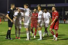 Toto-Pokal; 
Türkgücü München - FC Ingolstadt 04; Ezeala, Ikenna (33 TGM) foult Julian Kügel (31, FCI) knapp an der Linie, Schiedsrichter Diskussion Marcel Costly (22, FCI) Felix Keidel (43, FCI)