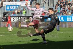 3. Liga - Saison 2025/26 - SV Wehen/Wiesbaden - FC Ingolstadt 04  - Julian Kügel (Nr.29 - FCI) - Torwart Noah Brdar (Nr.31 - Wiesbaden) - Foto: Meyer Jürgen