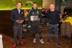 Audi Schanzer Amateur Cup 2022 - Siegerehrung - 3. Platz geht an DJK Ingolstadt  - Andreas Zelzer Personalleiter AUDI AG links - Stefan Huber DJK Ingolstadt - Manuel Sternisa Geschäftsführer FCI rechts - Foto: Jürgen Meyer