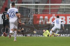 2.BL; FC Ingolstadt 04 - SV Darmstadt 98; Torwart Dejan Stojanovic (39 FCI) in Bedrängnis Pfeiffer Luca (16 SVD) schießt vorbei