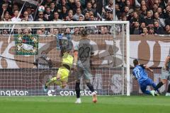 2.BL; FC St. Pauli - FC Ingolstadt 04, rettet Torwart Fabijan Buntic (24, FCI) Paqarada Leart (23 Pauli) Michael Heinloth (17, FCI)