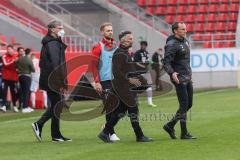 3. Liga - FC Bayern 2 - FC Ingolstadt 04 - Spiel ist aus, hängende Köpfe 2:2, Cheftrainer Tomas Oral (FCI) ärgert sich, Maximilian Beister (11, FCI) Direktor Sport Michael Henke (FCI) Fitnesstrainer Jörg Mikoleit (FCI)