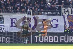 3. Liga; Erzgebirge Aue - FC Ingolstadt 04; Torwart Boevink Pelle (26 FCI) pariert Mladen Cvjetinovic (19, FCI)
