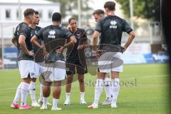 Toto Pokal; FC Memmingen - FC Ingolstadt 04, 2. Runde; vor dem Spiel Cheftrainerin Sabrina Wittmann (FCI) im Gespräch mit den Spielern. Jonas Scholz (15, FCI) Davide Sekulovic (33, FCI) Keanan Bennetts (18 FCI) Simon Lorenz (32, FCI) Elias Decker (4, FCI)