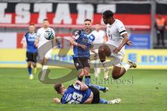 3. Liga; FC Ingolstadt 04 - 
Arminia Bielefeld; Bryang Kayo (48, FCI) Zweikampf Kampf um den Ball Schneider Leon (23 AB) Putaro Leandro (34 AB)