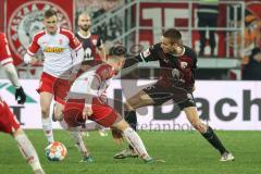 2.BL; SSV Jahn Regensburg - FC Ingolstadt 04; Zweikampf Kampf um den Ball Filip Bilbija (35, FCI) Max Besuschkow (7 Jahn)