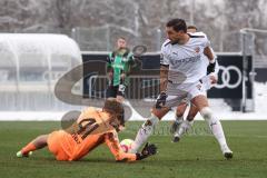 3. Liga; Testspiel, FC Ingolstadt 04 - SpVgg Greuther Fürth; kommt zu spät, Lasse Schulze (41 Fürth) hält vor Pascal Testroet (37, FCI)