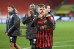 3. Liga; FC Ingolstadt 04 - Hallescher FC; Spieler bedanken sich bei den Fans, Audi Sportpark, Sieg Jubel Freude Denis Linsmayer (23, FCI)