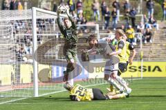 3. Liga; Borussia Dortmund II - FC Ingolstadt 04; Torwart Marcel Lotka (35 BVBII) sicher, Tim Heike (9, FCI) Torchance verpasst Hüning Ben Vincent (15 BVB2) Jessen Niklas (29 BVB2)