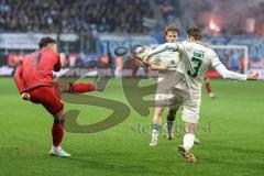 3. Liga; FC Ingolstadt 04 - TSV 1860 München; Mads Borchers (9, FCI) Voet Siemen (3 TSV) blockt