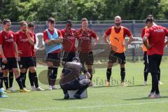 2. Bundesliga - FC Ingolstadt 04 - Trainingsauftakt mit neuem Trainerteam - Cheftrainer Roberto Pätzold (FCI) erklärt der Mannschaft