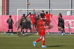 A - Junioren Bundesliga Süd/Südwest -  Saison 2021/2022 - FC Ingolstadt 04 - FC Bayern München - Nduka Donald (#4 FCI) beim Kopfball - Dressel Timon Torwart München - Foto: Meyer Jürgen