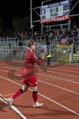 3. Liga; SSV Ulm - FC Ingolstadt 04; Spiel ist aus, Sieg 1:3 Spieler bedanken sich bei den Fans Simon Lorenz (32, FCI)