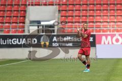 3. Liga; FC Ingolstadt 04 - SV Waldhof Mannheim; Marcel Costly (22, FCI) geht im letzten Spiel vom Platz, Spieler bedanken sich bei den Fans