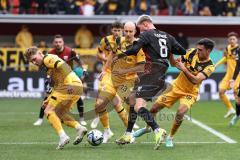 3. Liga; FC Ingolstadt 04 - SG Dynamo Dresden; Zweikampf Kampf um den Ball Benjamin Kanuric (8, FCI) Kraulich Tobias (33 DD) Kammerknecht Claudio (15 DD)