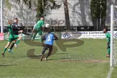 Fussball - Kreisliga - FC Grün Weiss Ingolstadt - FC Fatih Ingolstadt - Mathias Habricht schwarz Fatih mit einer Torchance - Farug Lawal Torwart GW Ingolstadt - Foto: Meyer Jürgen