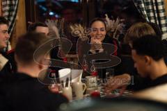 3. Liga; FC Ingolstadt 04 - Fantreffen im Sport-Treff Senners Alm, volles Haus; Cheftrainerin Sabrina Wittmann (FCI) inmitten der anwesenden Spieler Co-Trainer Fabian Reichler (FCI)