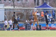 Toto-Pokal; FV Illertissen - FC Ingolstadt 04; Torwart Marius Funk (1, FCI) sicher, Ryan Malone (16, FCI) Marcel Costly (22, FCI)