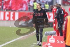 3. Liga; Rot-Weiss Essen - FC Ingolstadt 04; an der Seitenlinie, Spielerbank lacht Cheftrainerin Sabrina Wittmann (FCI)