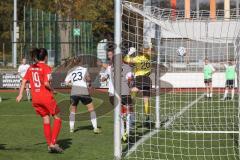 2. Fußball-Liga - Frauen - Saison 2022/2023 - FC Ingolstadt 04 - FSV Gütersloh - Der 2:1 Führungstreffer durch Vidovic Paula (Nr.11 - FC Ingolstadt 04 ) per Freisstoss direkt verwandelt - Rolle Sarah Torwart Gütersloh - jubel - Schnittmann Katharina (Nr.2