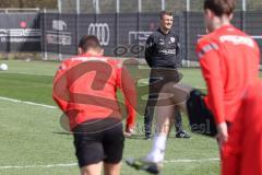 3.Liga - Saison 2022/2023 - FC Ingolstadt 04 -  - Cheftrainer Michael Köllner (FCI) beim ersten Training - Cheftrainer Michael Köllner (FCI) sieht beim warm machen zu - Foto: Meyer Jürgen