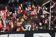 3. Liga - Saison 2024/25 - FC Ingolstadt 04 - SV Wehen Wiesbaden - Das Spiel ist aus - Banner - Choreo -- Pascal Testroet (Nr.37 - FCI)  - Torwart Marius  Funk (Nr.1 - FCI)auf den weg zu den Fans Foto: Meyer Jürgen