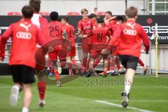 Im Bild: Valentin Hoti (#6 FCI B-Junioren) verwandelt den Strafstoß und die Ersatzspieler rennen auf den Platz

Fussball - B-Junioren - Relegation 2021  - FC Ingolstadt 04 - SSV Jahn Regensburg -  Foto: Ralf Lüger/rsp-sport.de