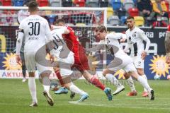 2.BL; Fortuna Düsseldorf - FC Ingolstadt 04; Denis Linsmayer (23, FCI) will durchkommen, de Wijs Jordy (30 DUS) Merlin Röhl (34, FCI) Stefan Kutschke (30, FCI)