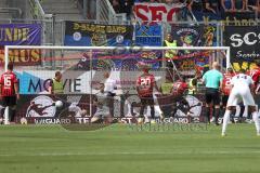 3.Liga - Saison 2022/2023 - FC Ingolstadt 04 -  1. FC Saarbrücken - Torwart Marius Funk (Nr.1 - FCI) wehrt den Ball nach einen Freistoss ab - Foto: Meyer Jürgen