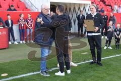 3. Liga - Saison 2024/25 - FC Ingolstadt 04 - SV Wehen Wiesbaden - Verabschiedung  - Noah Altmannspacher - Vorsitzender des Vorstandes Peter  Jackwerth (FCI) - XXXXX - Foto: Meyer Jürgen