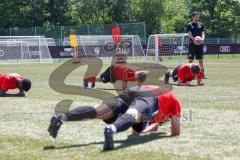 Bayernliga Süd - Saison 2022/2023 - FC Ingolstadt 04 II -  Trainingsauftakt - Käs Alexander Trainer FCI sieht zu beim stretching - Foto: Meyer Jürgen