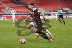 2.BL; FC Ingolstadt 04 - SG Dynamo Dresden; Maximilian Beister (11, FCI) Akoto Michael (3 Dresden)