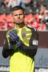 2.BL; FC Ingolstadt 04 - Fortuna Düsseldorf; Spiel ist aus Niederlage 1:2, Torwart Fabijan Buntic (24, FCI) bedankt sich bei den Fans