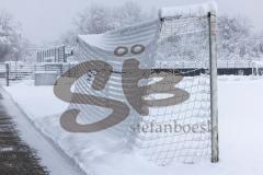 2023_12_2 - - Saison 2023/24 - Schnee auf dem Fussballplatz - ASP — Audi Sport Park -  XXXXX - XXXXX - Schild platz ist gesperrt Schnee Spielabsage Foto: Meyer Jürgen