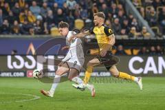 3. Liga; Dynamo Dresden - FC Ingolstadt 04; Tim Heike (9, FCI) Zweikampf Kampf um den Ball Bünning Lars (23 DD)