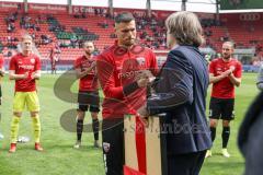 2.BL; FC Ingolstadt 04 - FC Hansa Rostock; vor dem Spiel Verabschiedung der Spieler die den Verein verlassen. Torwart Fabijan Buntic (24, FCI) Geschäftsführers Dietmar Beiersdorfer (FCI Sport Kommunikation)