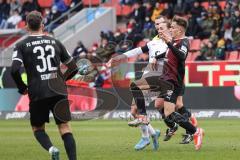 2.BL; FC Ingolstadt 04 - FC ST. Pauli; Zweikampf Kampf um den Ball Dennis Eckert Ayensa (7, FCI) Irvine Jackson (7 Pauli)