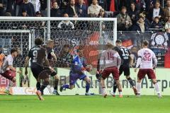 3. Liga; FC Viktoria Köln - FC Ingolstadt 04; Torwart Kai Eisele (25, FCI) hält den Ball von Greger Christoph (15 VK) Max Plath (14 FCI) Simon Lorenz (32, FCI) Lobinger Lex Tyger (9 VK)