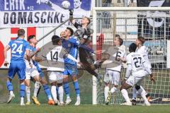 3. Liga; SV Meppen - FC Ingolstadt 04; Torwart Marius Funk (1, FCI) boxt den Ball weg, Bruno Soares (2 SVM) Manske Johannes (24 SVM) Hans Nunoo Sarpei (18 FCI) Rico Preißinger (6, FCI) Moussa Doumbouya (27, FCI) Tobias Schröck (21, FCI)