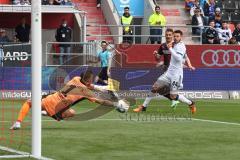 2. Fußball-Liga - Saison 2021/2022 - FC Ingolstadt 04 - Hamburger SV - Daniel Heuer Fernandes Torwart (#1 HSV) - Stefan Kutschke (#30 FCI) - Foto: Meyer Jürgen